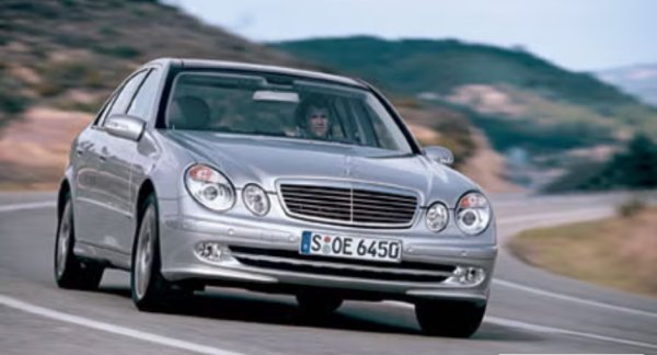 Моделът E350 беше представен през 2006 г. и оттогава видяхме някои качествени и надеждни модели. Но първият получи най-много оплаквания, като най-честото  беше повредата на балансиращия вал. 

За съжаление, не беше наредено изтегляне. И така, собствениците продължиха да се справят с вредните вибрации в колите си.

Друго често срещано оплакване при E350 от 2006 г. е системата за задвижване. Много собственици цитират течове на гориво, които оставят силна миризма в превозните им средства. Като основен проблем за безопасността, Mercedes-Benz трябваше да предостави  удължаване на гаранцията. 

Така или иначе, повтарящите се доклади за горивната система показват, че това е проблем, който все още може да срещнете като купувач втора ръка.